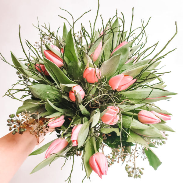 un Bouquet de fleurs provenant de producteurs belges. Des fleurs locales et durables. Un Boeket de fleurs composé par Ness de Boeket de fleurs. un mélange de tulipes